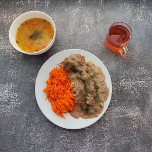 Dieta podstawowa  Kapuśniak z kapusty kiszonej Kasza jęczmienna/sypko Zrazik drobiowy z kurczaka pieczony Sos pieczarkowy Surówka z marchwi z olejem Kompot owocowy z jabłkami